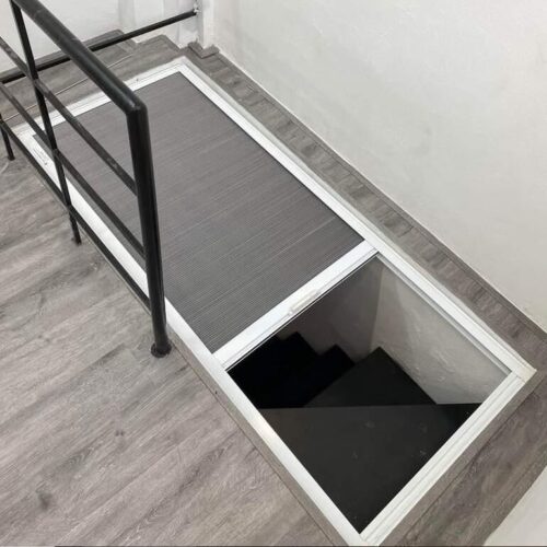 Vách ngăn lạnh cầu thang chia cách lối lên lầu - Ảnh 5