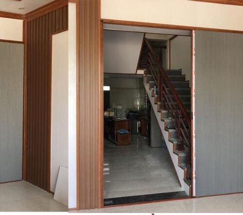 Vách ngăn lạnh cầu thang chia cách lối lên lầu - Ảnh 2