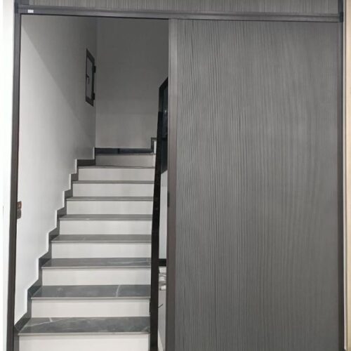 Vách ngăn lạnh cầu thang chia cách lối lên lầu - Ảnh 6
