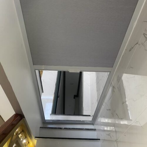 Vách ngăn lạnh cầu thang chia cách lối lên lầu - Ảnh 4