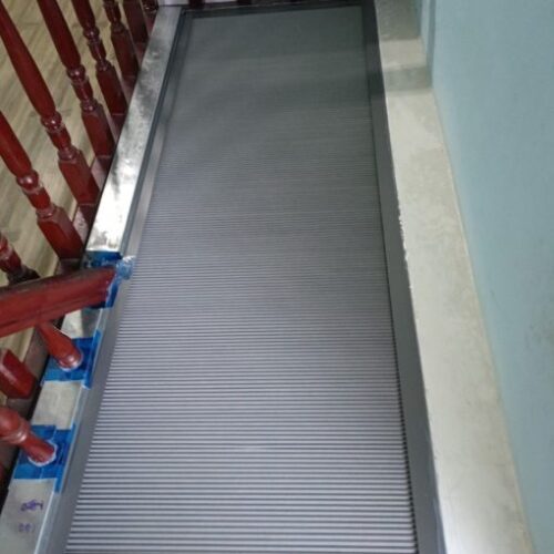 Vách ngăn lạnh cầu thang chia cách lối lên lầu - Ảnh 3