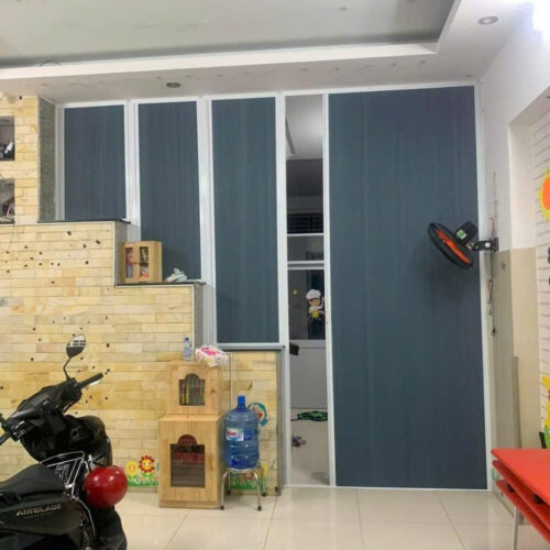 Lắp Vách Cửa Xếp Tổ Ong Trên Bậc Cầu Thang - Ảnh 2