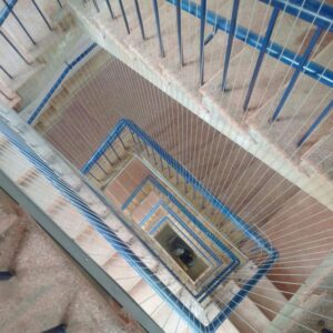 Lưới cầu thang nhà mặt đất