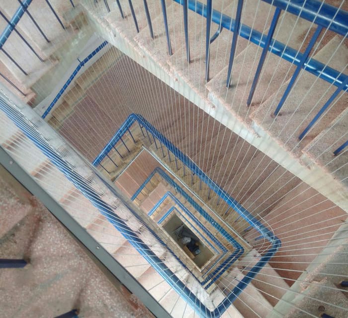 Lưới cầu thang nhà mặt đất