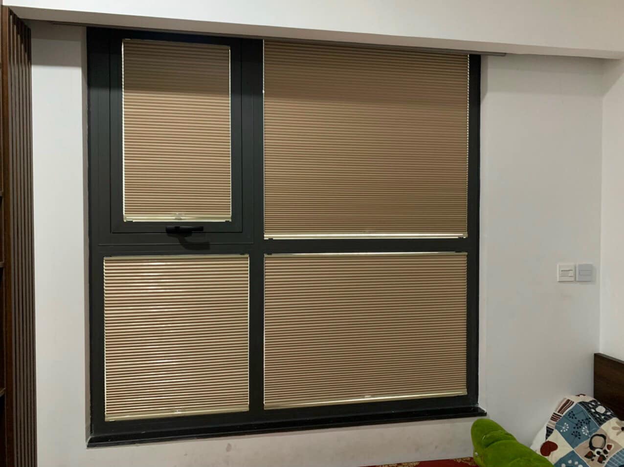 Rèm tổ ong trên kính cửa sổ phòng