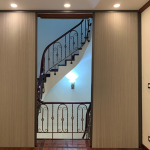 Vách ngăn lạnh phòng khách với cầu thang bằng rèm tổ ong