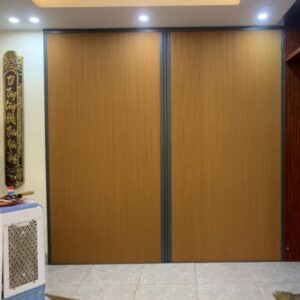 Vách ngăn phòng khách với phòng thờ bằng rèm tổ ong ngăn lạnh