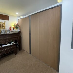 Vách tổ ong ngăn phòng thờ